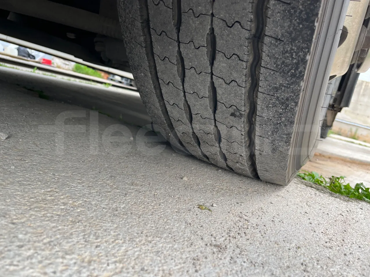 Man Noge Touring345 - EUR3 -  301kW - 13.000m - tread condition front tires right