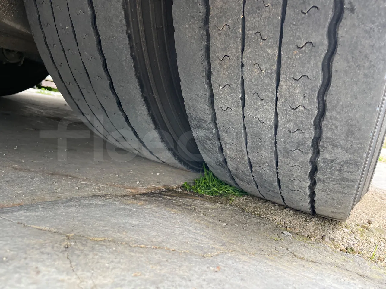 Man Noge Touring345 - EUR3 -  301kW - 13.000m - tread condition second axle tires left