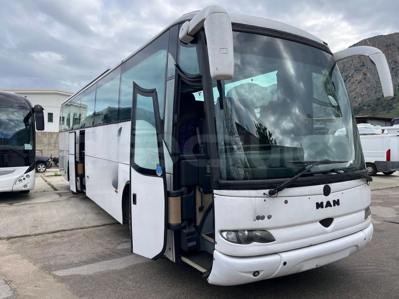 Man Noge Touring345 - EUR3 -  301kW - 13.000m - right side doors open