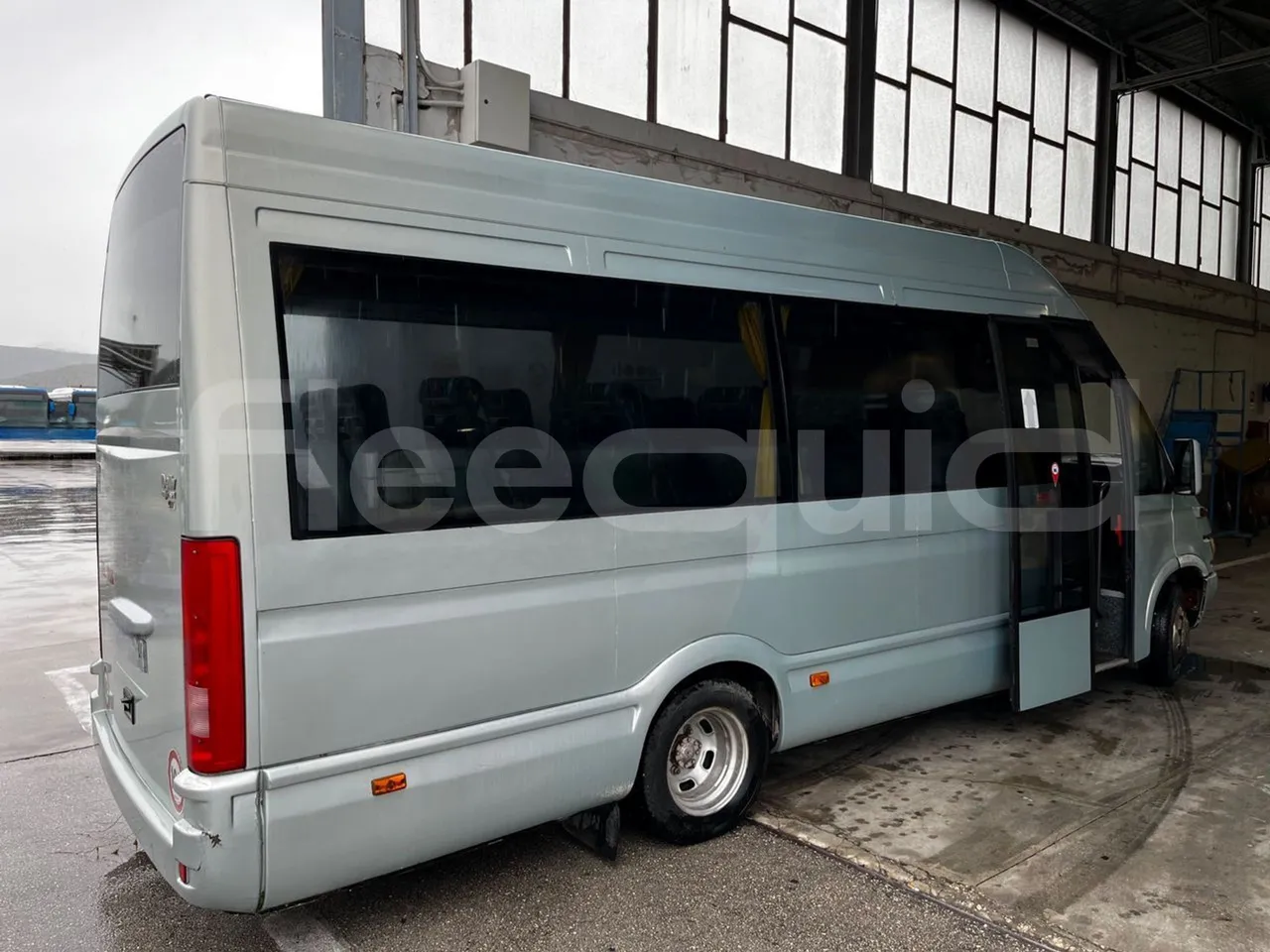 Iveco Daily A50C - Euro3 - 107kW - 6.948mt - 3/4 right rear doors open