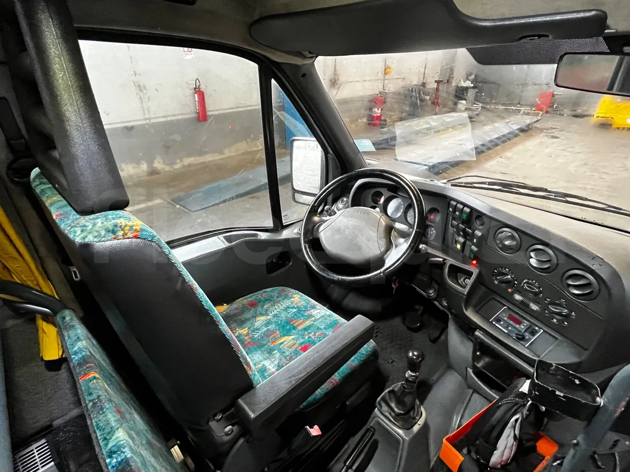 Iveco Daily A50C - Euro3 - 107kW - 6.948mt - driver's seat photo