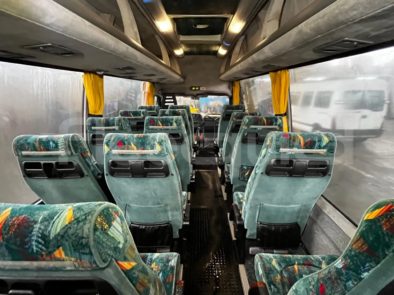 Iveco Daily A50C - Euro3 - 107kW - 6.948mt - forward view middle aisle