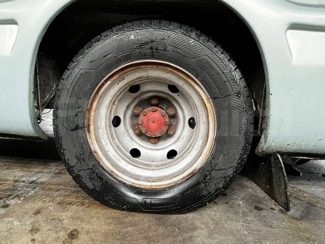 Iveco Daily A50C - Euro3 - 107kW - 6.948mt - rear left tire photo