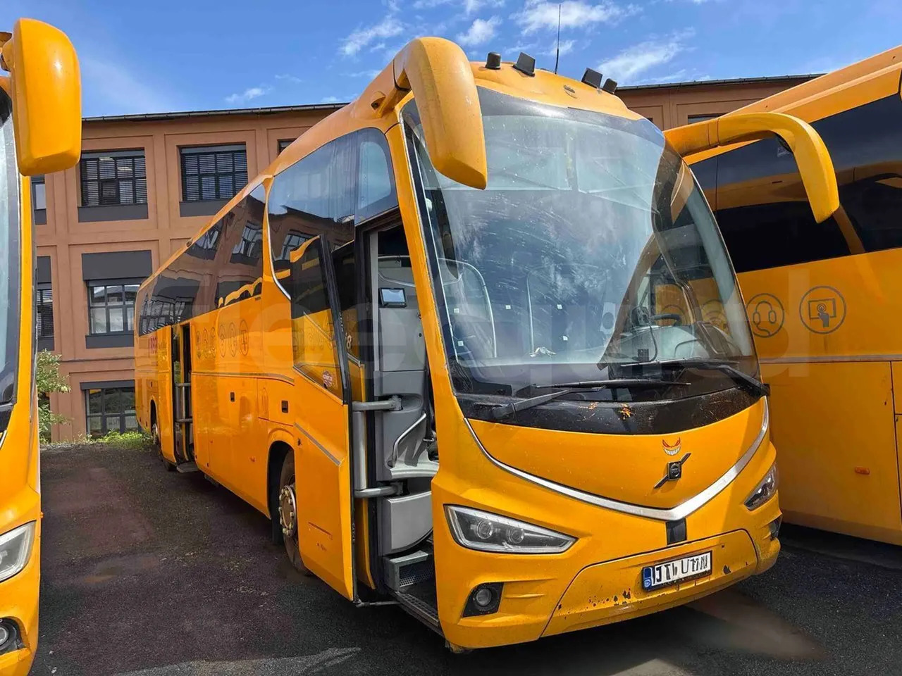 Irizar Volvo - 3/4 right front doors open