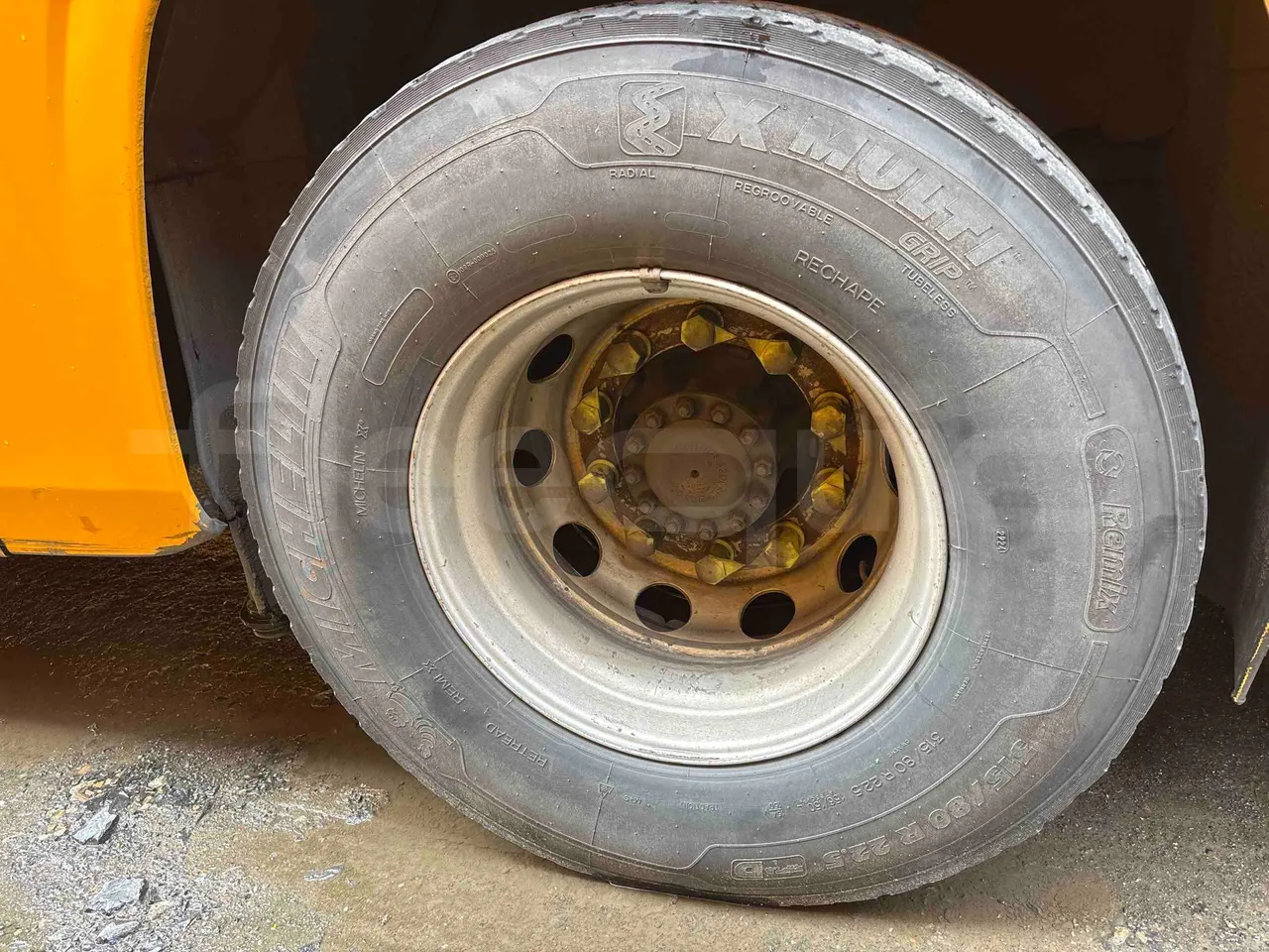 Irizar Volvo - rear left tire photo