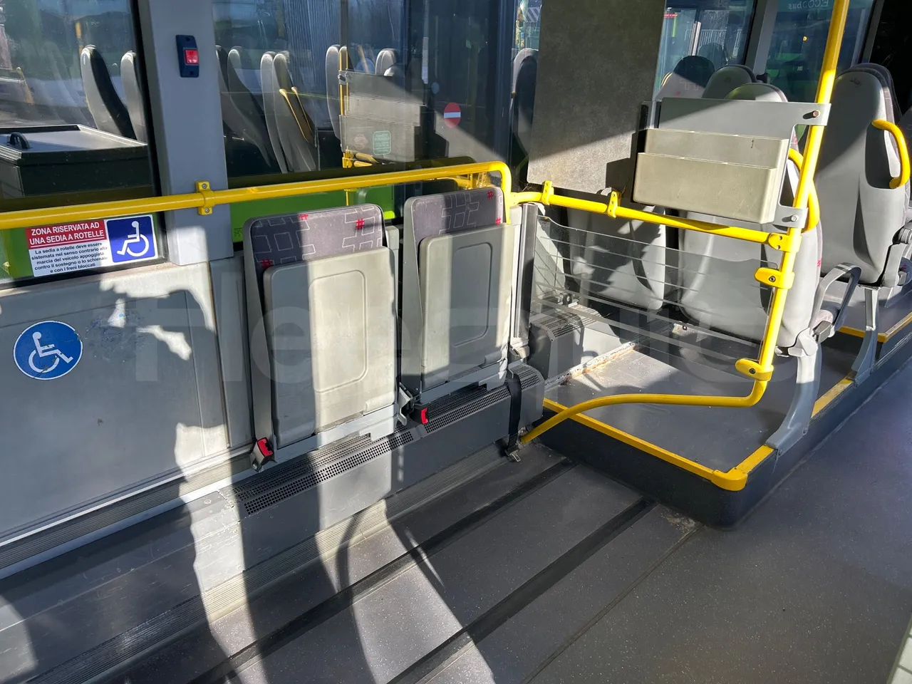 Mercedes-Benz Citaro O 530 LE - Euro5 - 220kW - 13.057mt - disabled area photo