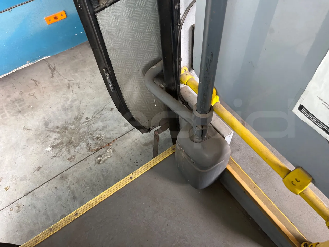 Volvo Urbis B7L/ Euro 3 - 184 Kw - 12 Mt - door mechanism photo
