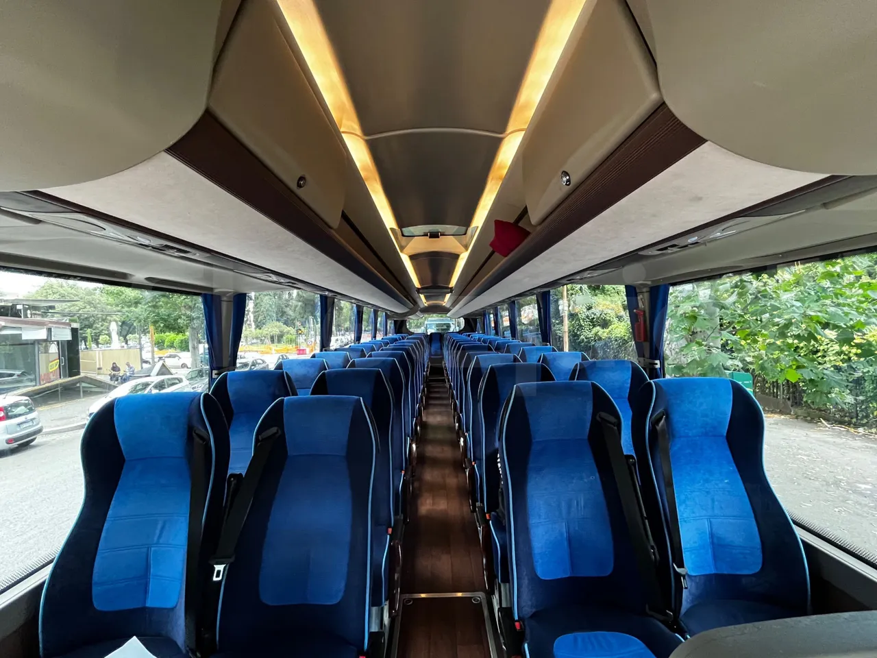 Iveco Magelys - reverse view middle aisle