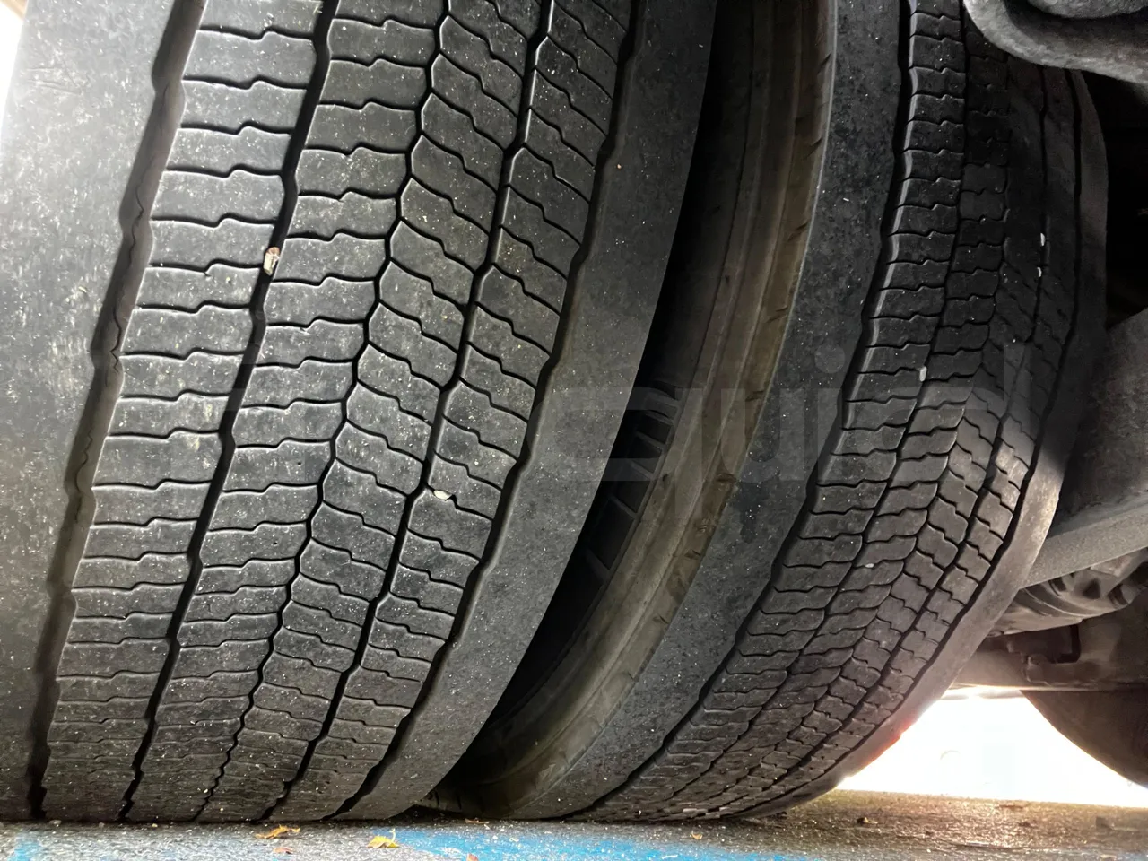 Iveco Magelys - tread condition front tires left