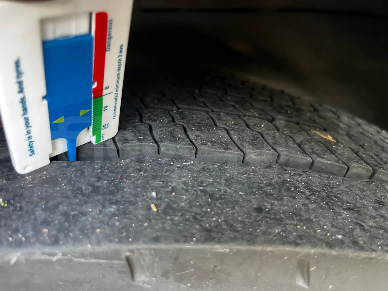 Iveco Magelys - tread condition front tires right
