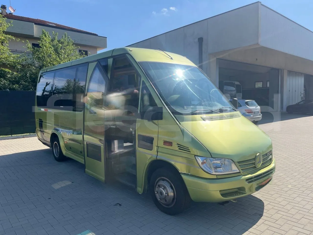 Mercedes-Benz Sprinter 416CD - EUR3 - 115kW - 6.995 - 3/4 front right doors (mandatory for bus to scrap)
