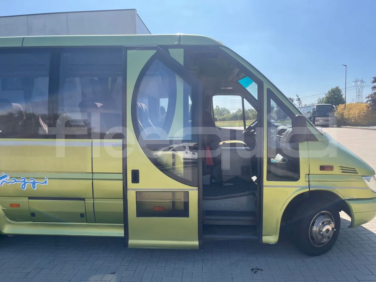 Mercedes-Benz Sprinter 416CD - EUR3 - 115kW - 6.995 - 3/4 right rear doors open