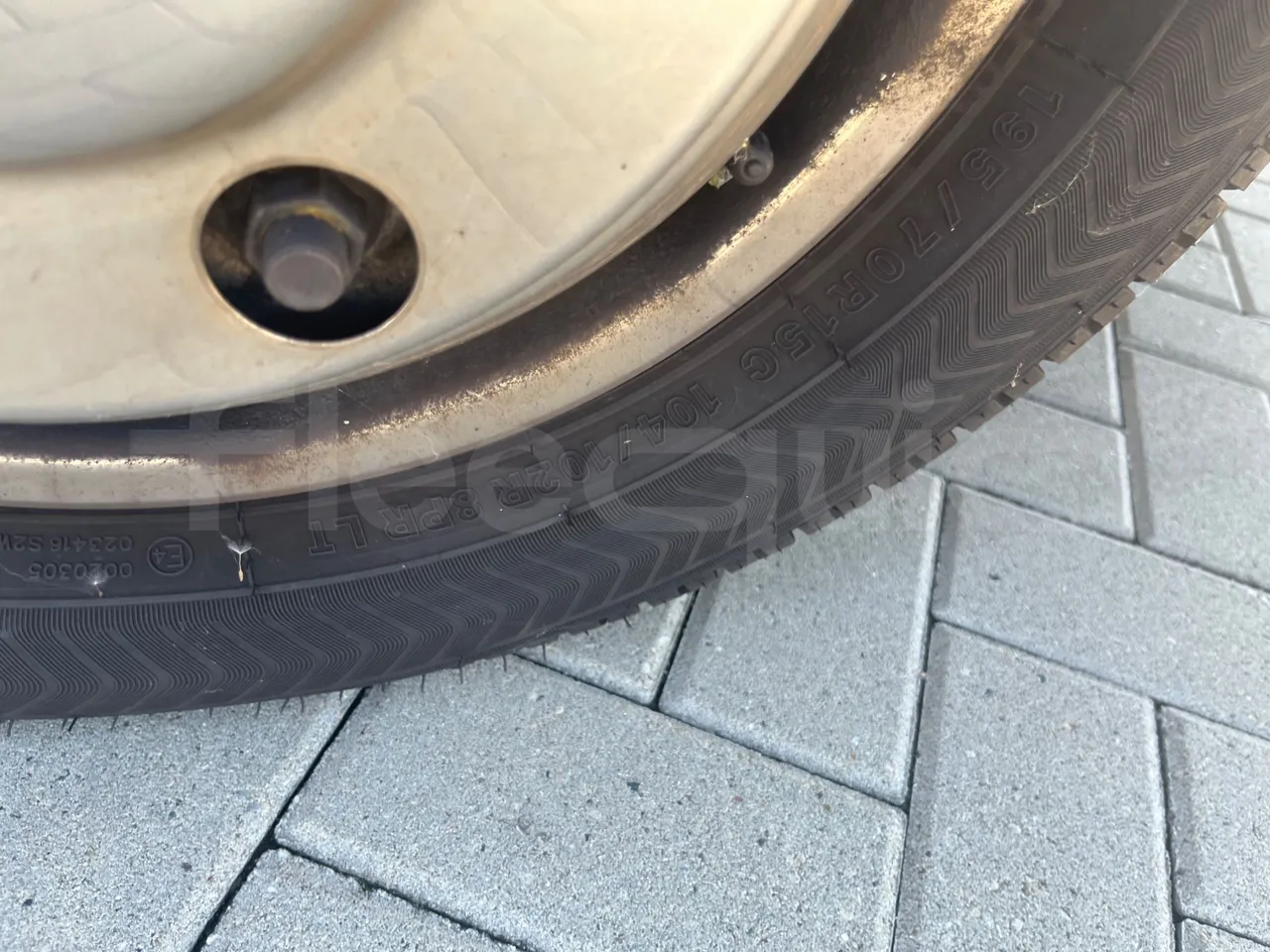 Mercedes-Benz Sprinter 416CD - EUR3 - 115kW - 6.995 - front left tire measurements