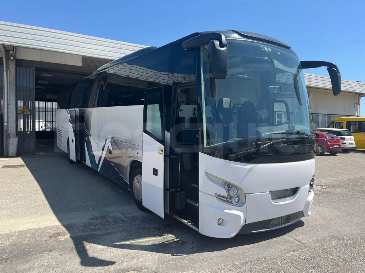 Vdl Futura FH D2 - EUR6/320KW/12.87 MT - 3/4 right front doors open
