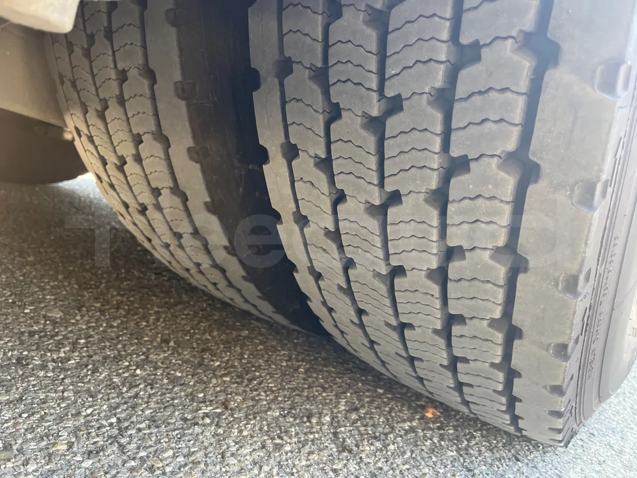 Vdl Futura FH D2 - EUR6/320KW/12.87 MT - tread condition front tires left