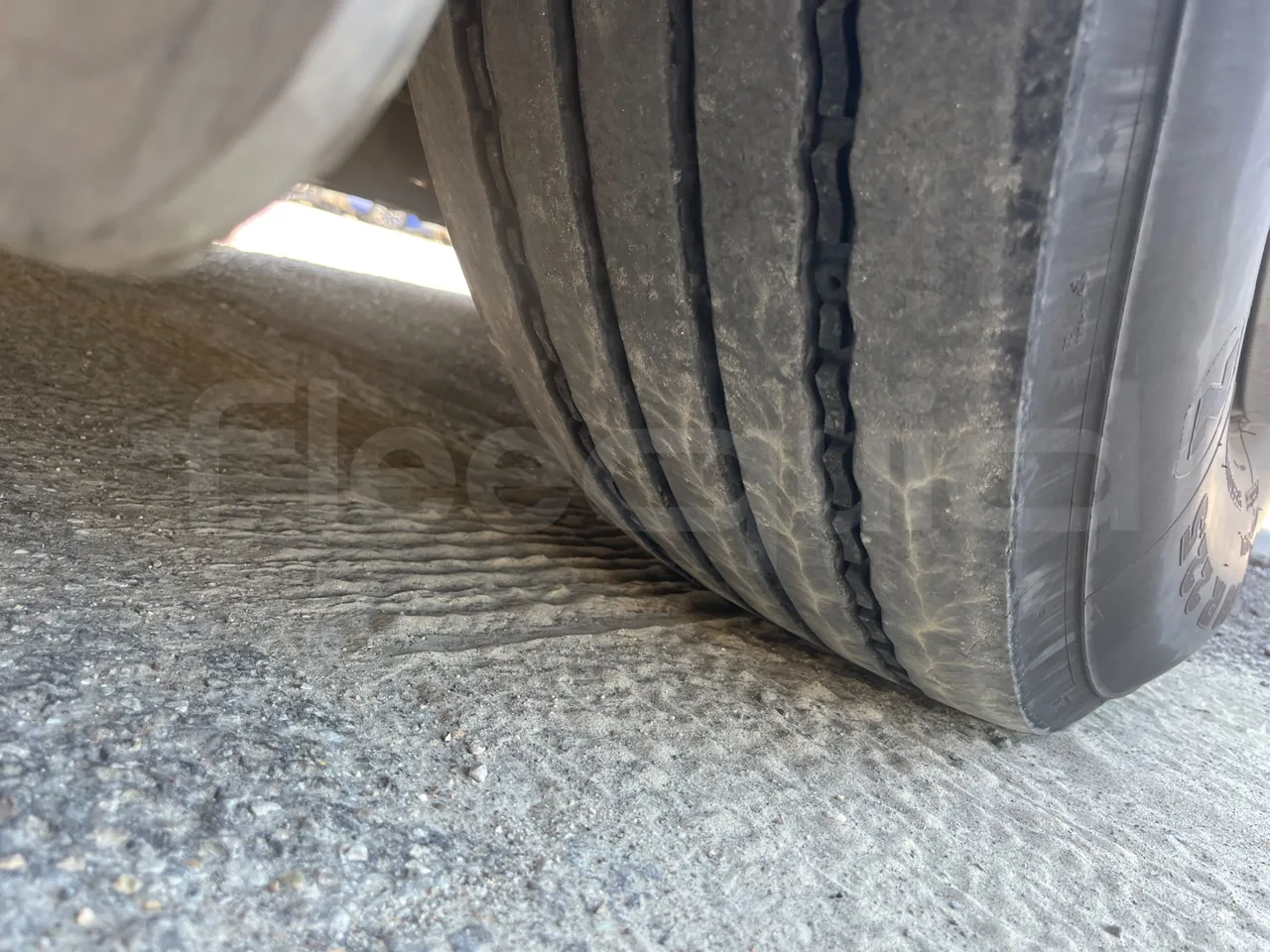 Vdl Futura FH D2 - EUR6/320KW/12.87 MT - tread condition front tires right