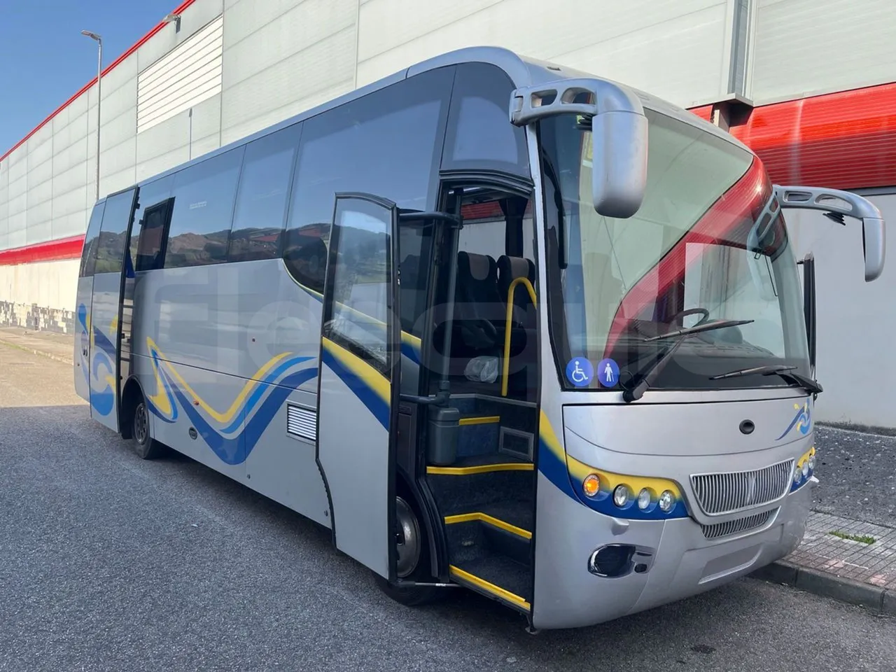 Man Andecar VII.1 12250 FOCL - Euro 5 - 184 kW - 9,470 mt - 3/4 right front doors open