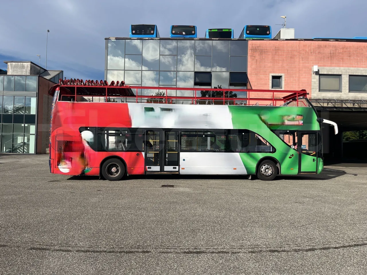 Volvo B9 - Right Side