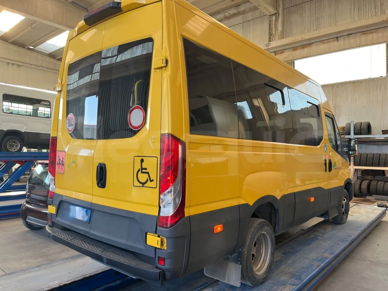 Iveco Daily 50C14N - EUR6 - 100kW - 6,048m - 3/4 right rear doors closed