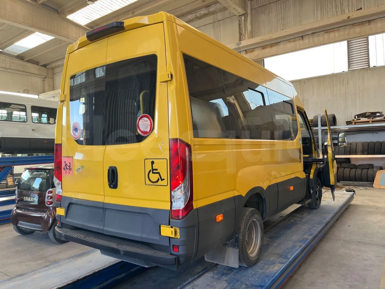 Iveco Daily 50C14N - EUR6 - 100kW - 6,048m - 3/4 right rear doors open