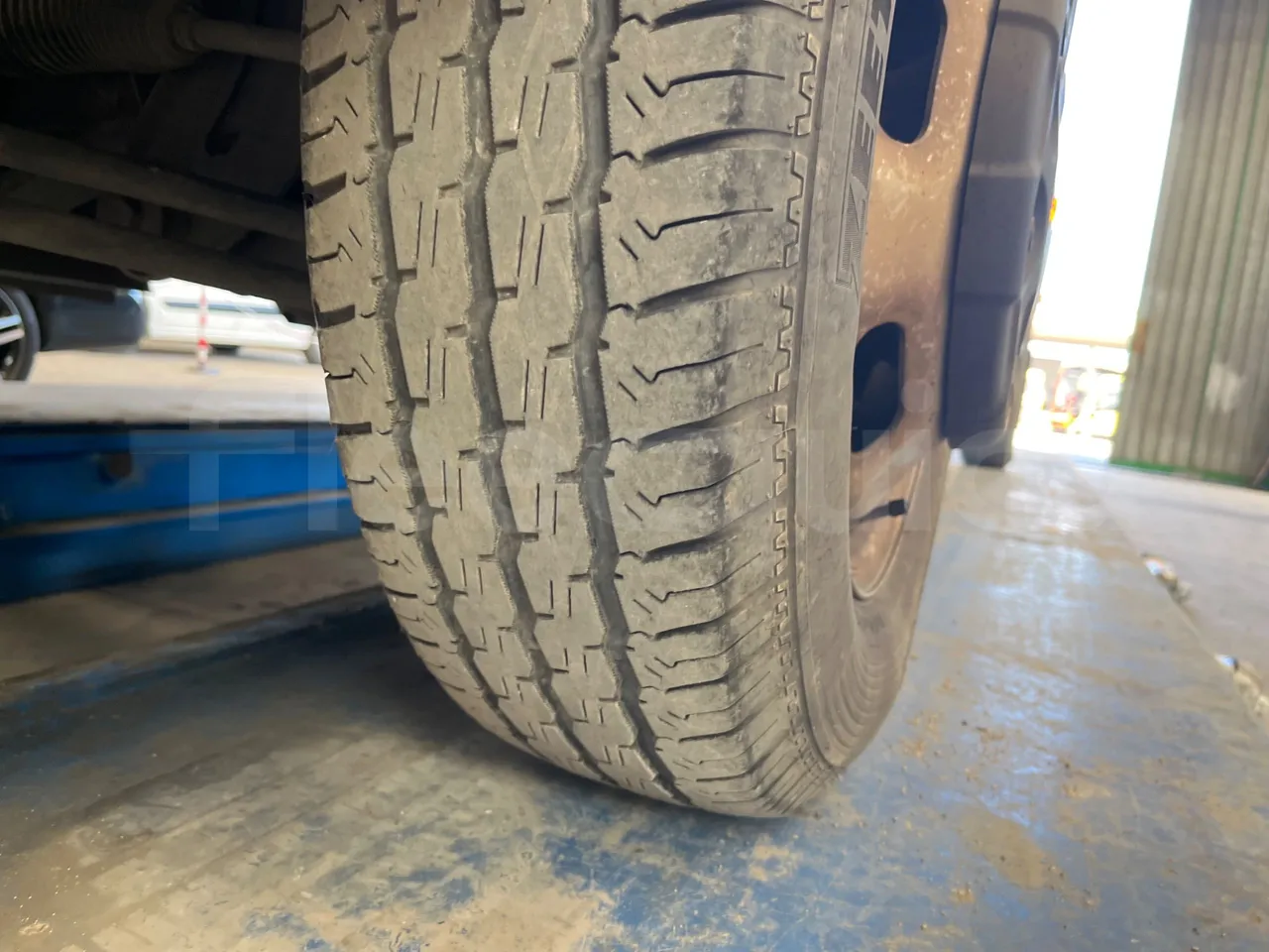 Iveco Daily 50C14N - EUR6 - 100kW - 6,048m - tread condition front tires right
