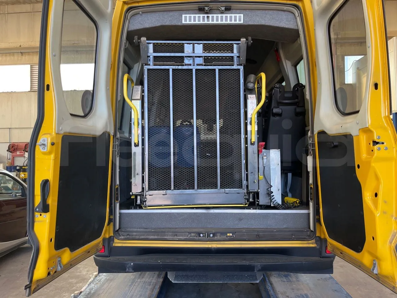 Iveco Daily 50C14N - EUR6 - 100kW - 6,048m - platform open photo