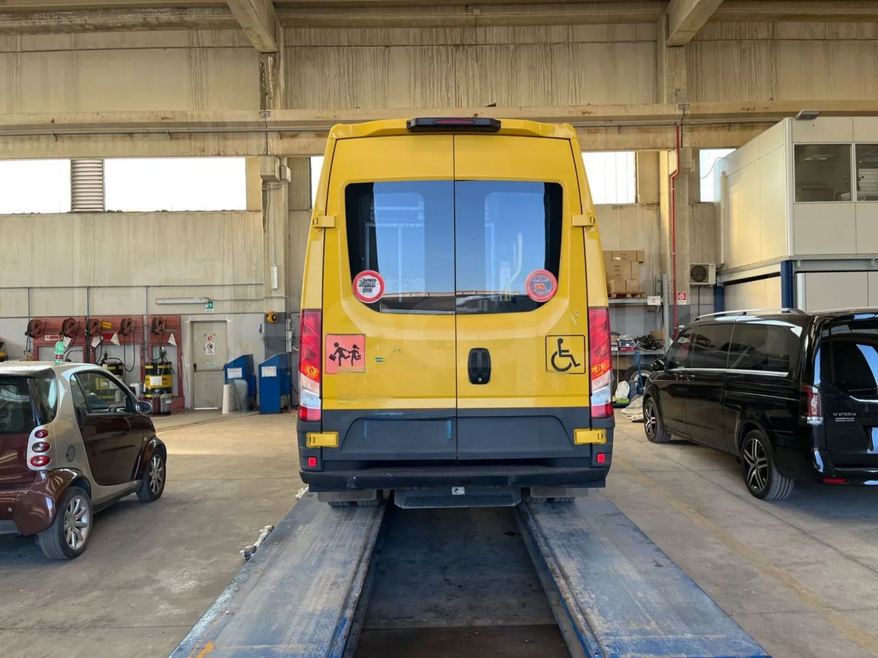 Iveco Daily 50C14N - EUR6 - 100kW - 6,048m - rear hatch closed