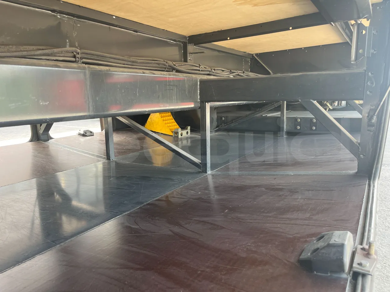 Iveco Arway - under carpet photo
