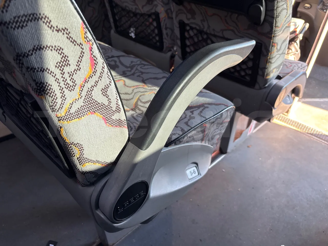 Iveco Daily 50C15V-EURO5-107kW-7.012m - armrest detail photo