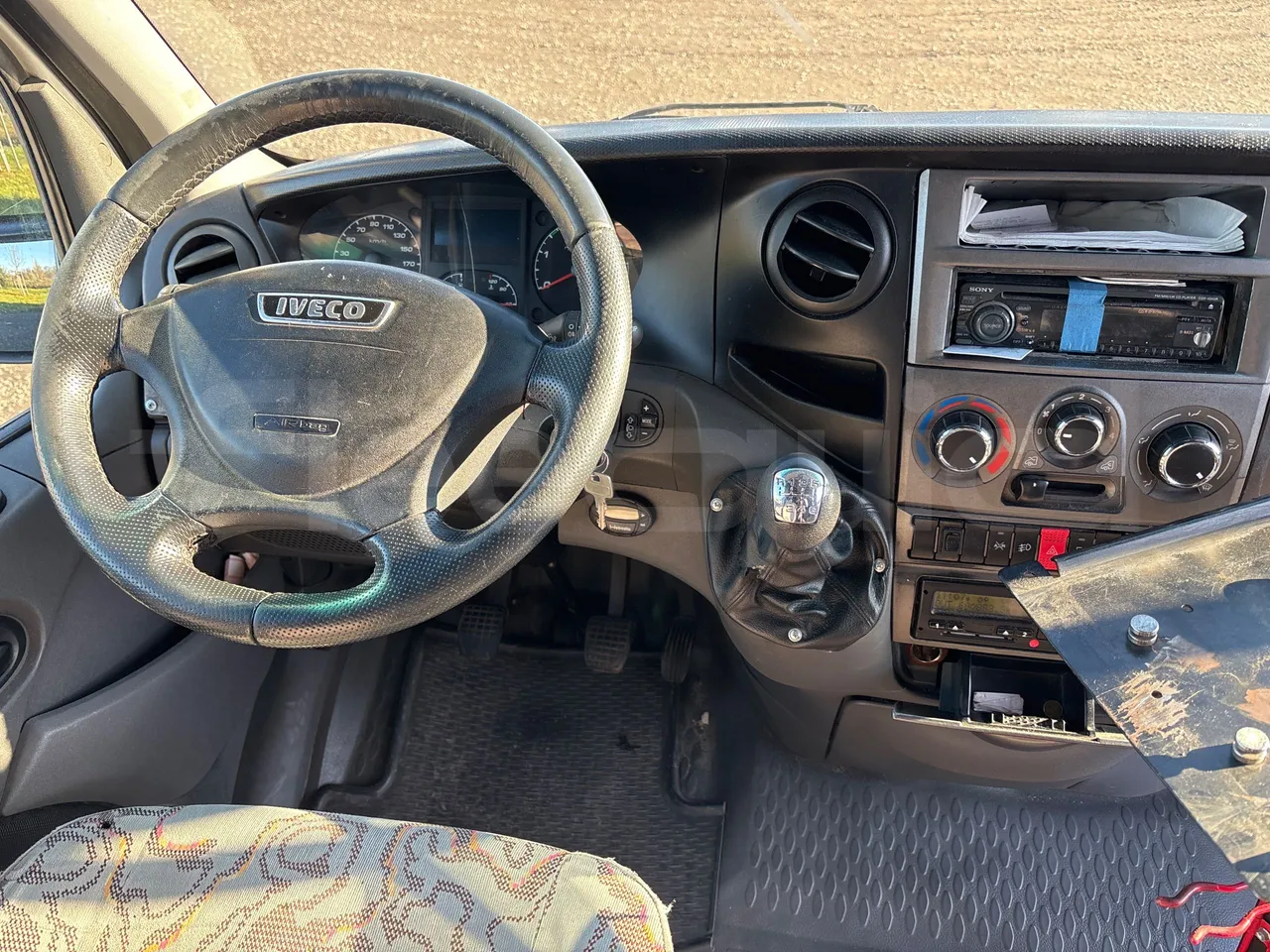 Iveco Daily 50C15V-EURO5-107kW-7.012m - buttons panels on