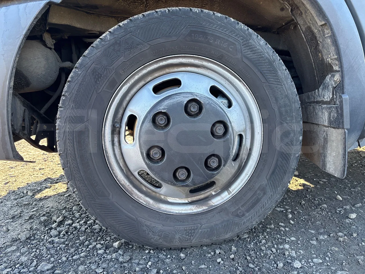 Iveco Daily 50C15V-EURO5-107kW-7.012m - front left tire measurements