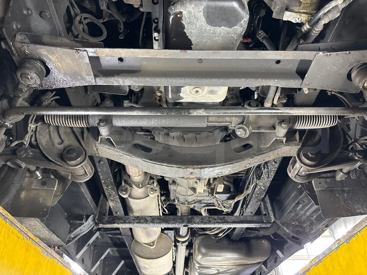 Iveco Daily 50C15V-EURO5-107kW-7.012m - front undercarriage from front