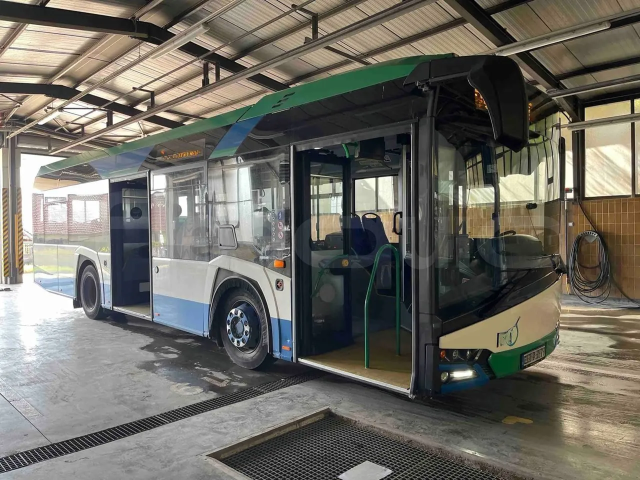 Solaris Urbino 10.5 - EUR6 -  204kW - 10.550m - 3/4 right front doors open