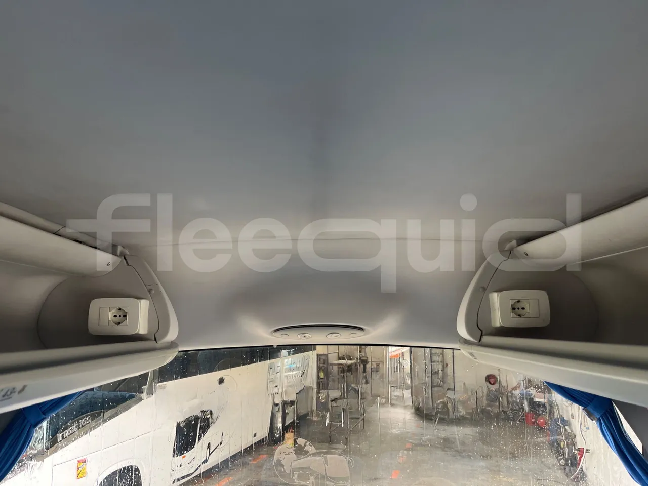 Irizar Scania K440 - EUR5 -324kW -12.2m - power outlets detail