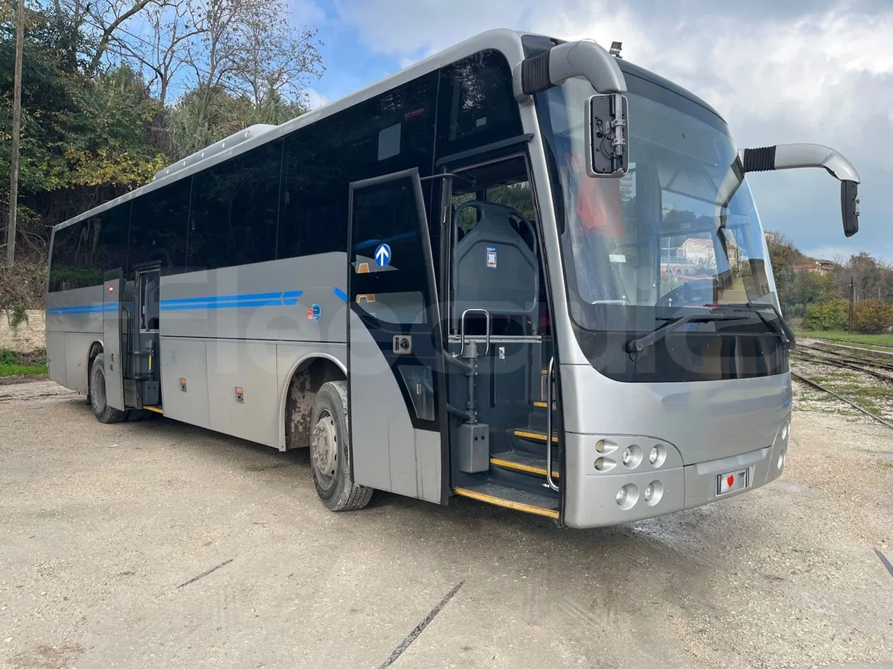 Temsa Safari RD R A T-I53 - Euro 5 - 266 kw - 12.200 mt - 3/4 right front doors open