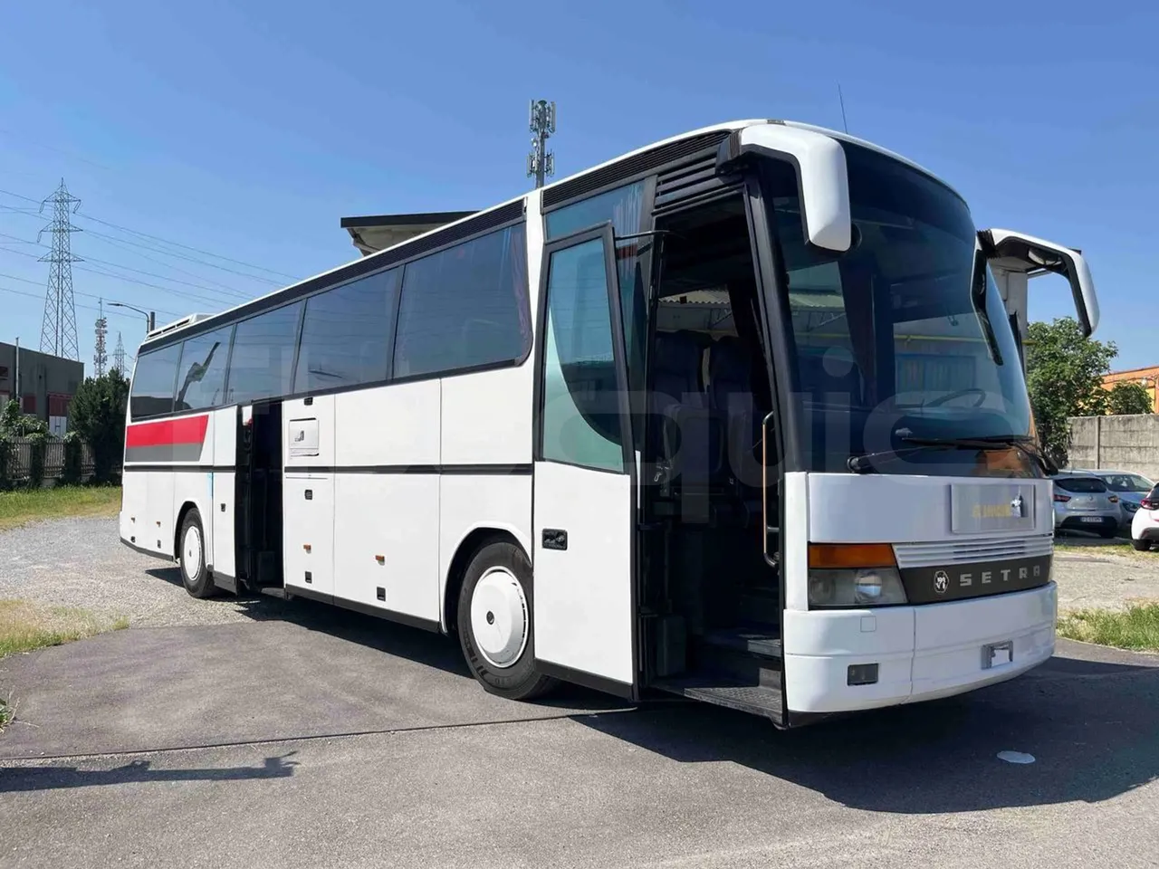 Setra S315 HD - EUR1 - 280kW - 12.000m - 3/4 right front doors open
