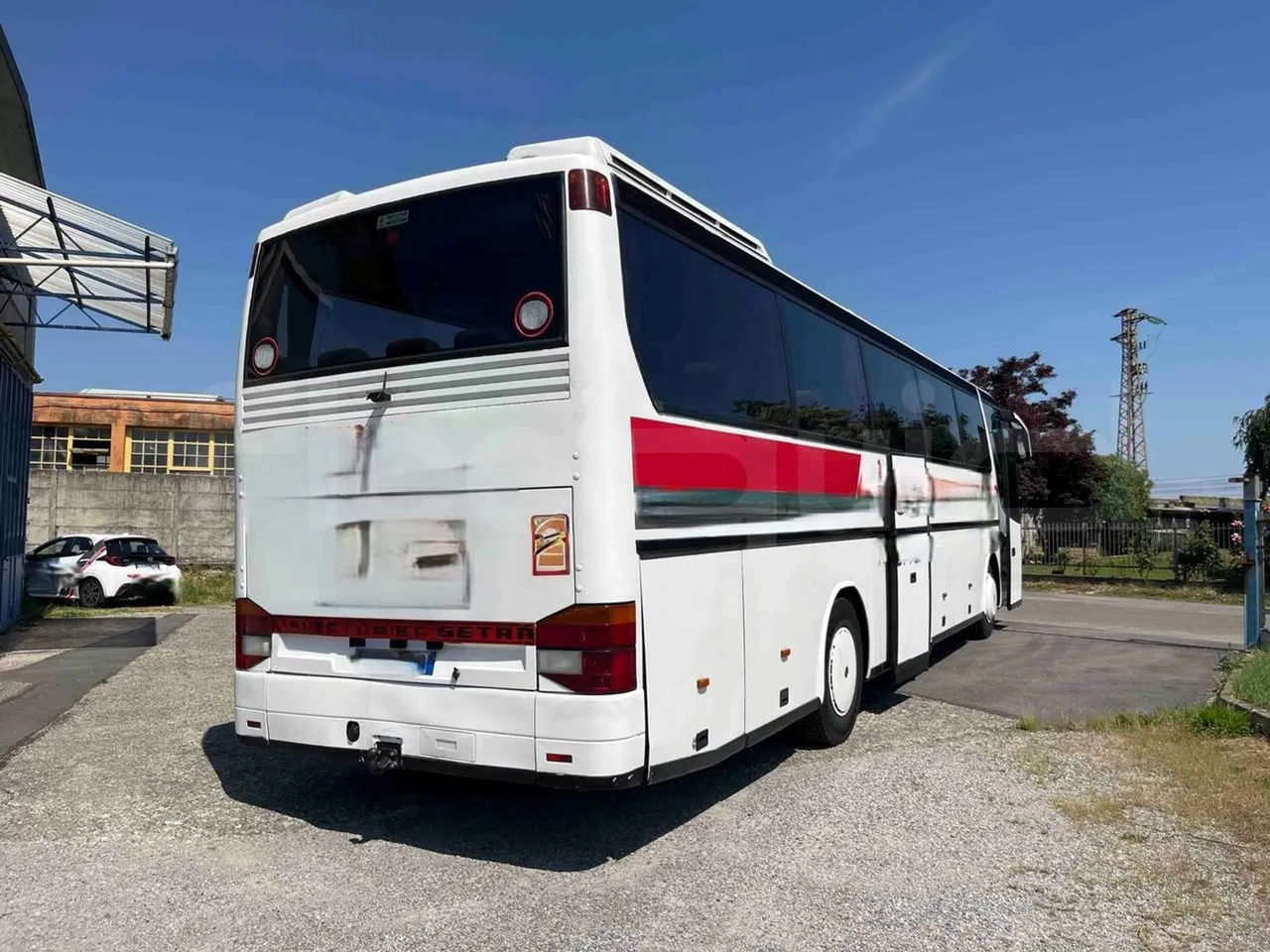 Setra S315 HD - EUR1 - 280kW - 12.000m - 3/4 right rear doors open