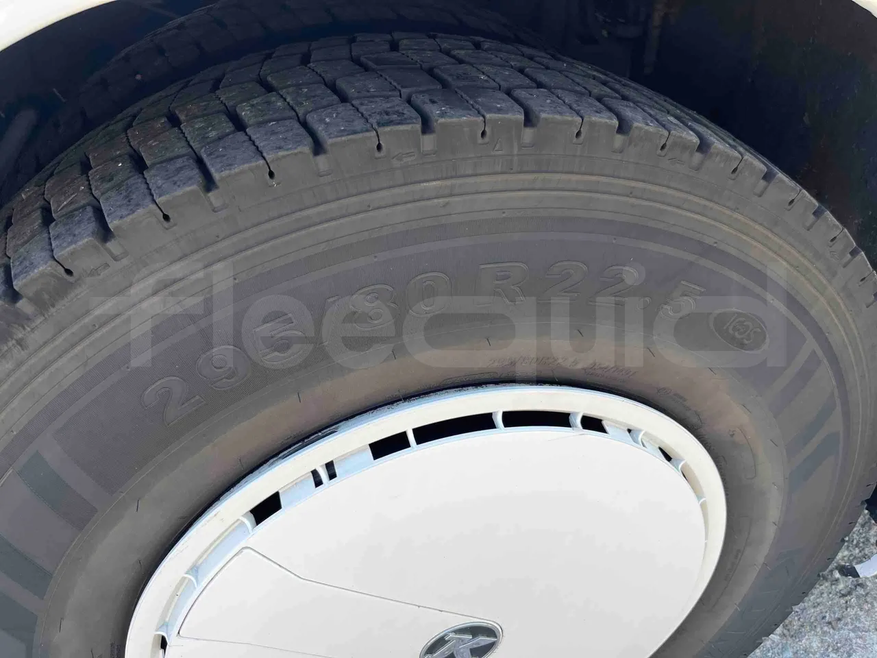 Setra S315 HD - EUR1 - 280kW - 12.000m - tread condition front tires right
