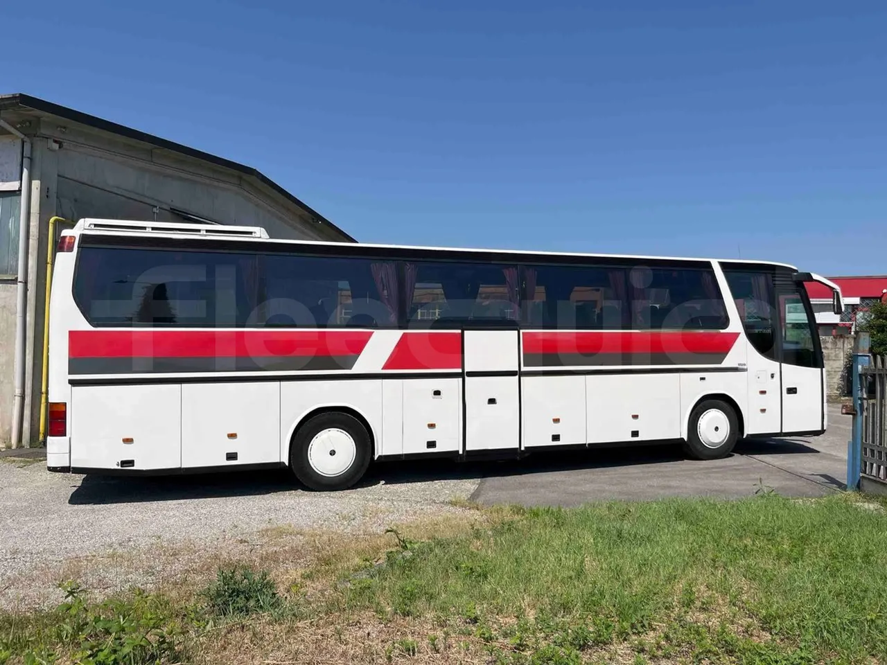 Setra S315 HD - EUR1 - 280kW - 12.000m - right side doors closed