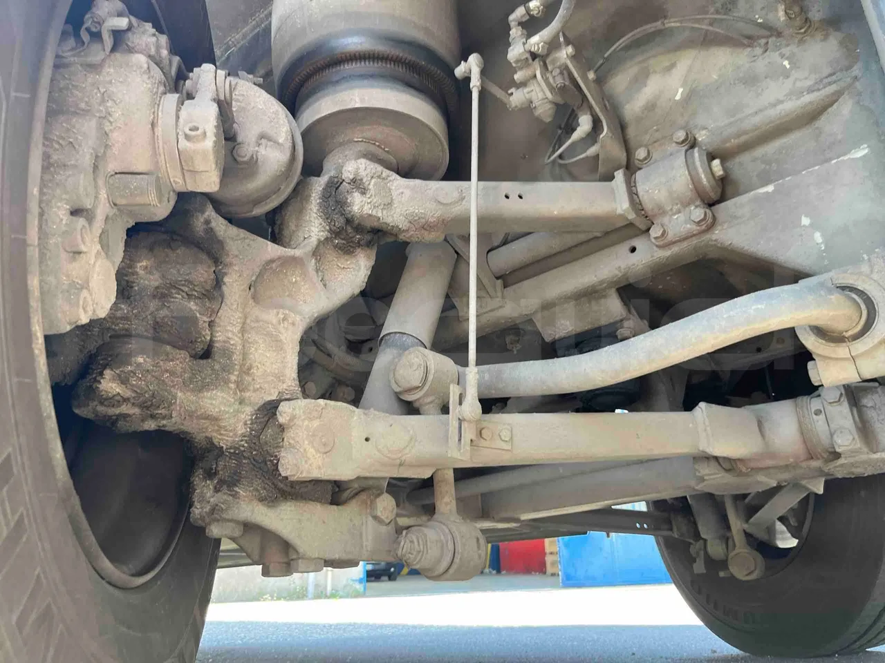 Setra S315 HD - EUR1 - 280kW - 12.000m - front axle right side
