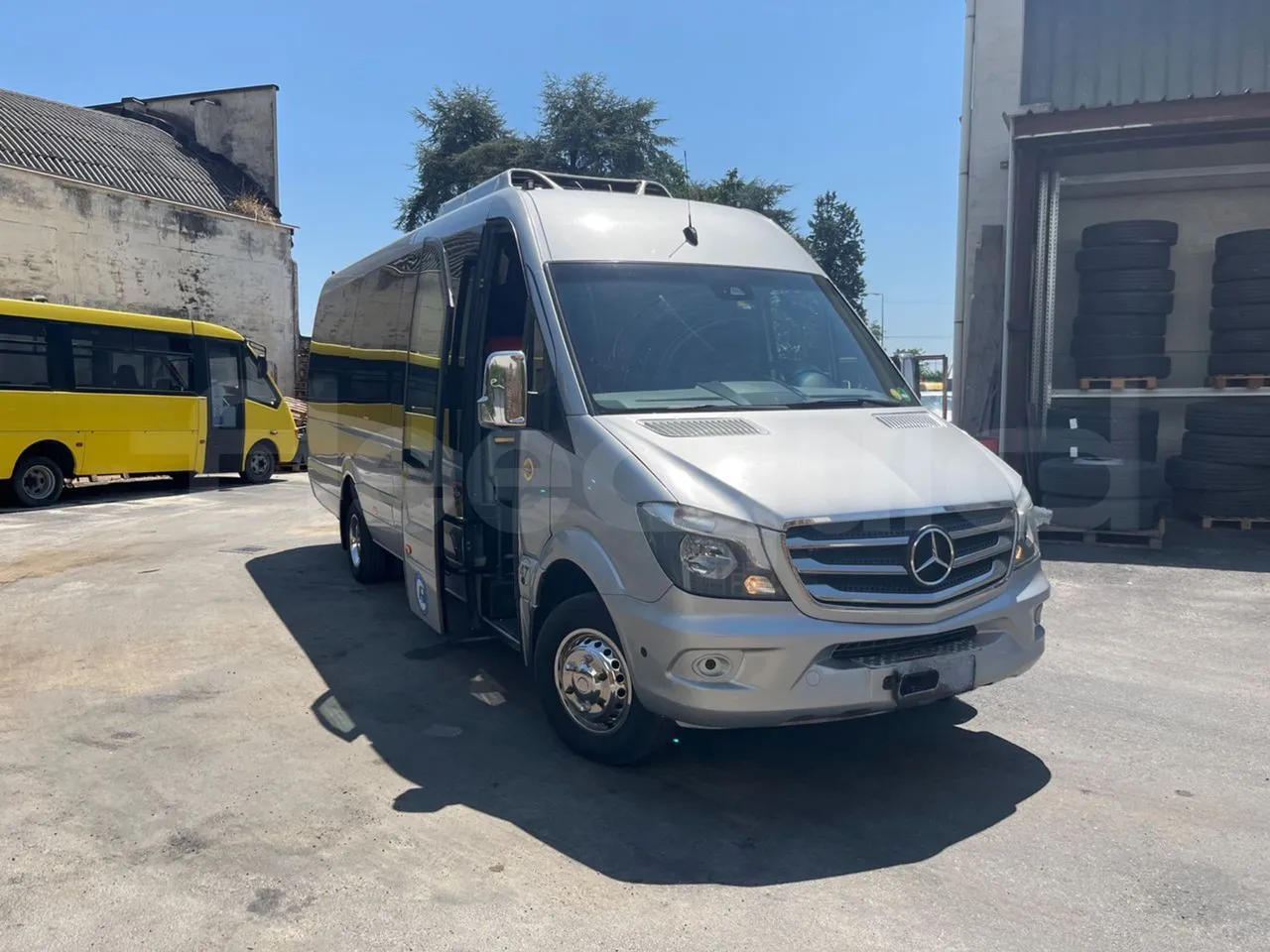 Mercedes-Benz Sprinter 906BB55 - EUR6 - 140kW - 7.765m - 3/4 right front doors open