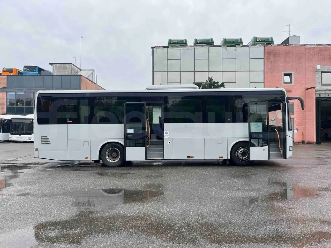 Iveco Crossway SFR160 - Euro 5 - 280 Kw - 10.655mt - right side doors open