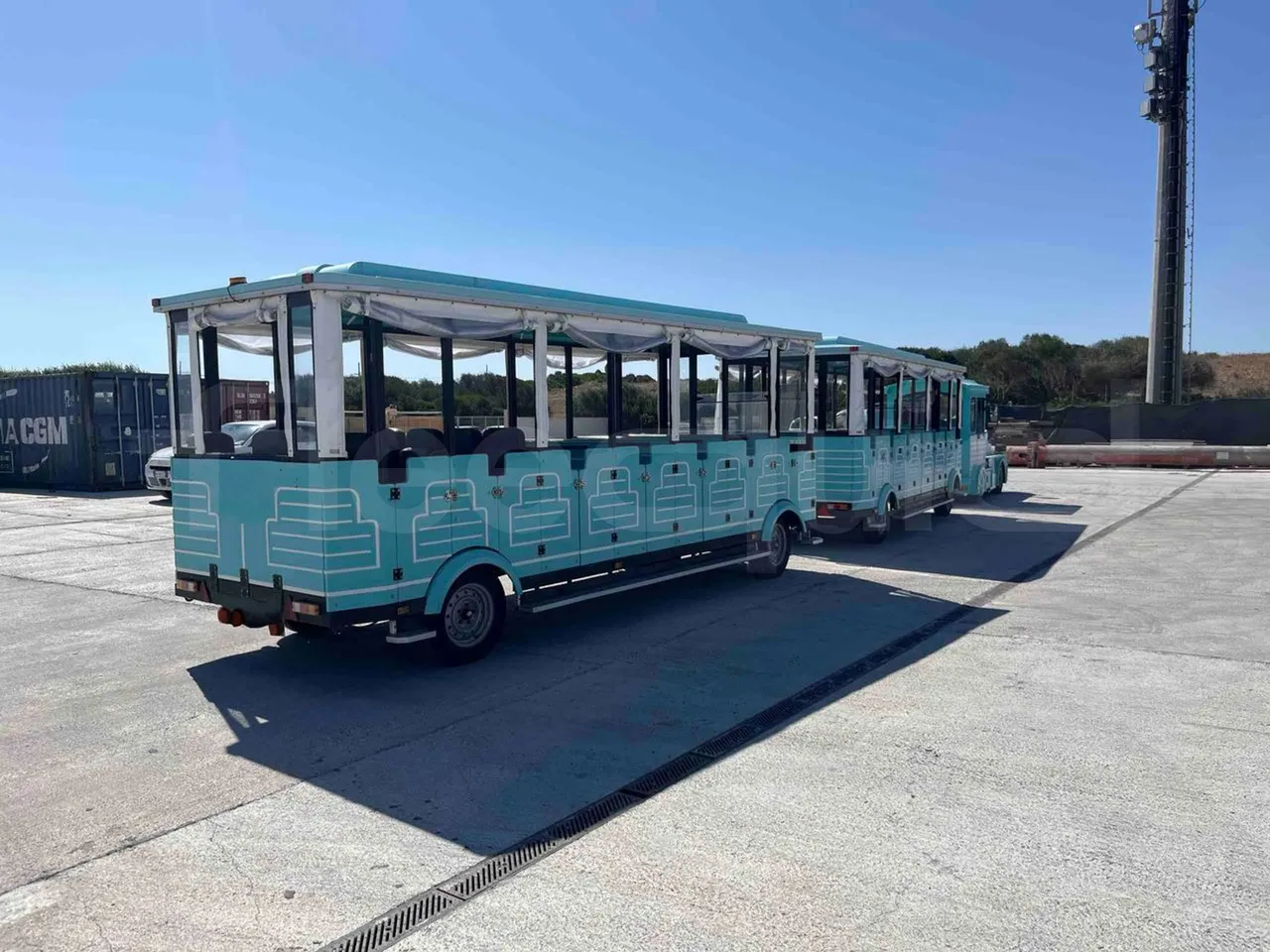 Tianjin Brother Tourist Train YLG 20V3 - 3/4 right rear doors closed