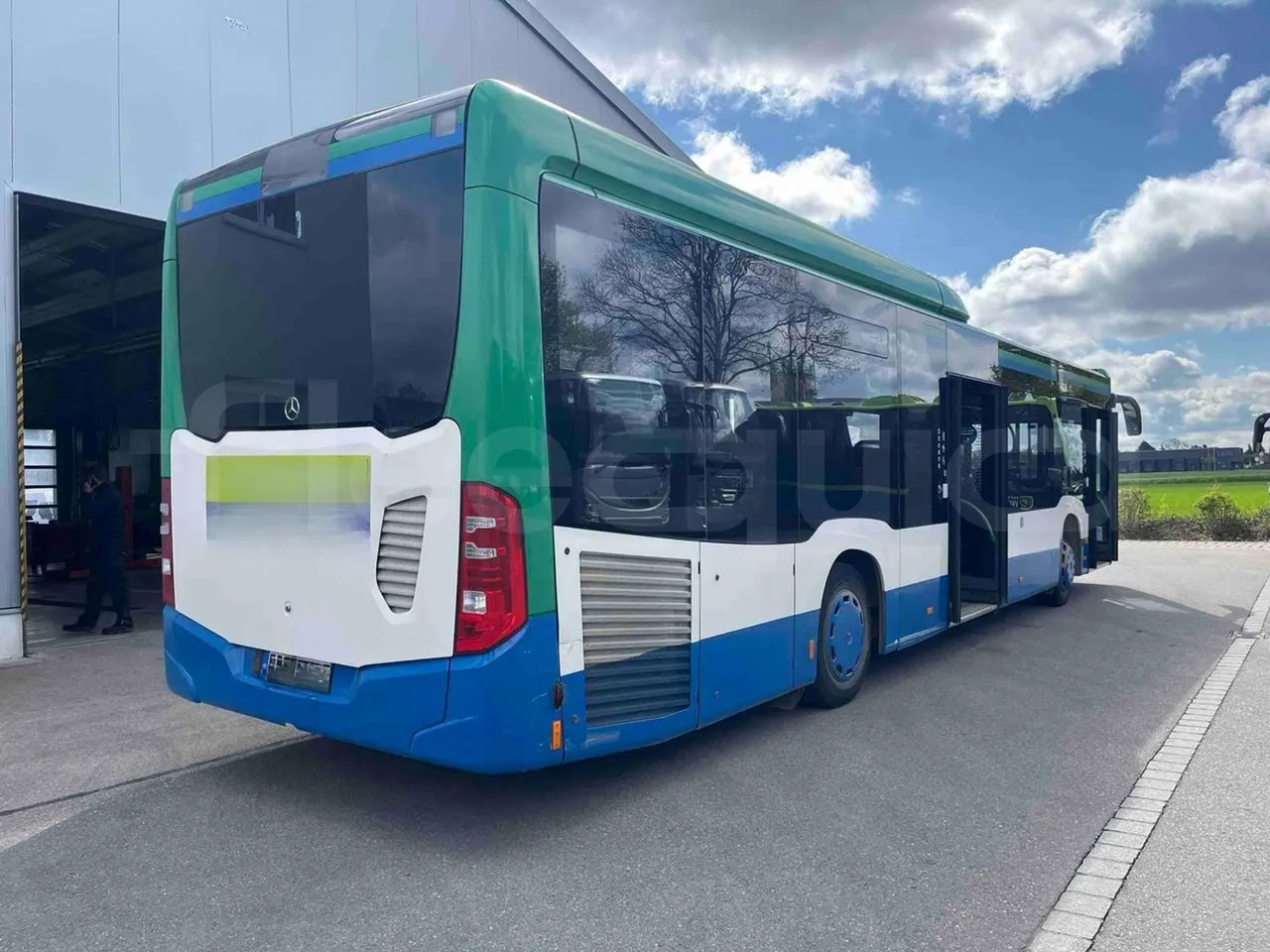 Mercedes-Benz Citaro O 530 LE - Euro 6 - 220 kW - 12.170 mt - 3/4 right front doors open