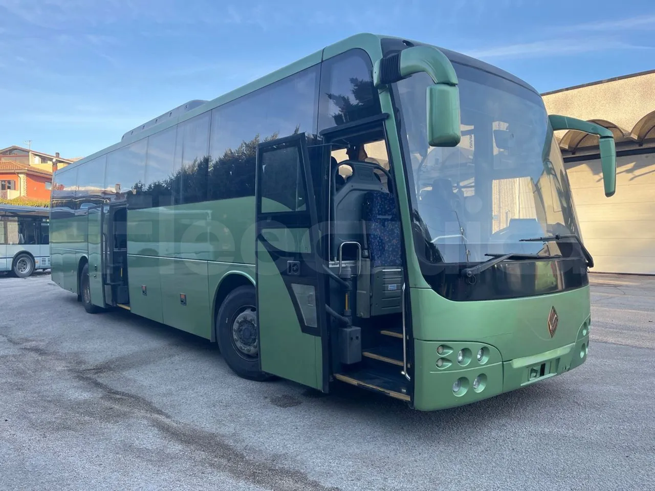 Temsa Safari RD R A T-I53 - Euro 5 - 266 kw - 12.200 mt - 3/4 right front doors open