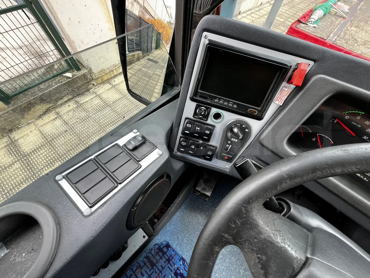 Volvo B12B B12B - EUR4 - 309kW -12.975m - radio accessories photo