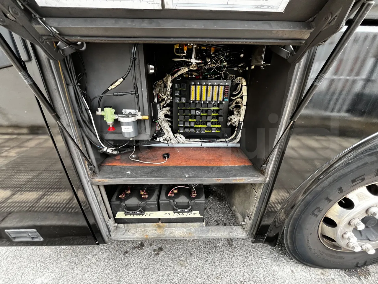 Volvo B12B B12B - EUR4 - 309kW -12.975m - external compartments photo