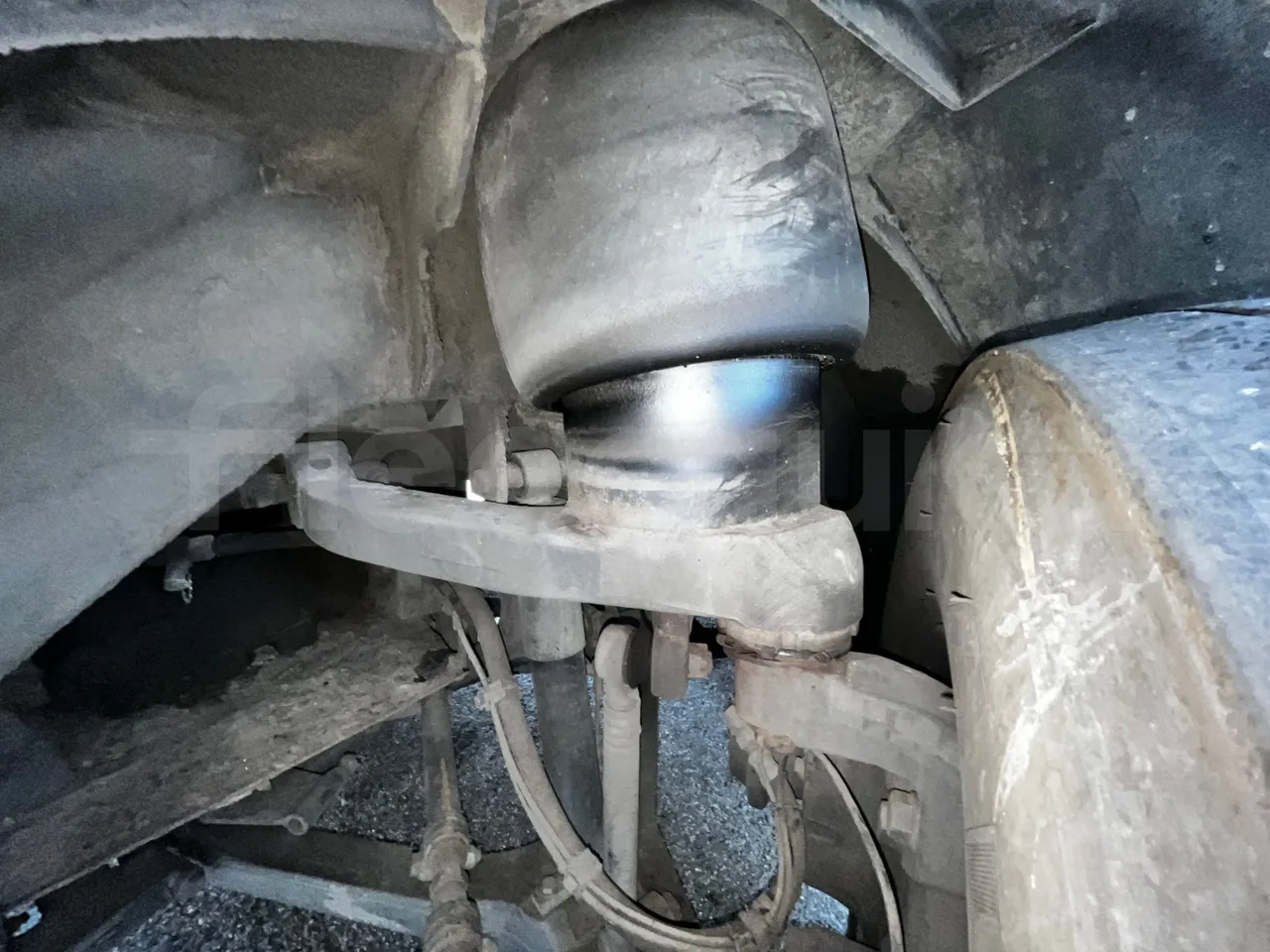 Volvo B12B B12B - EUR4 - 309kW -12.975m - front shock absorbers left
