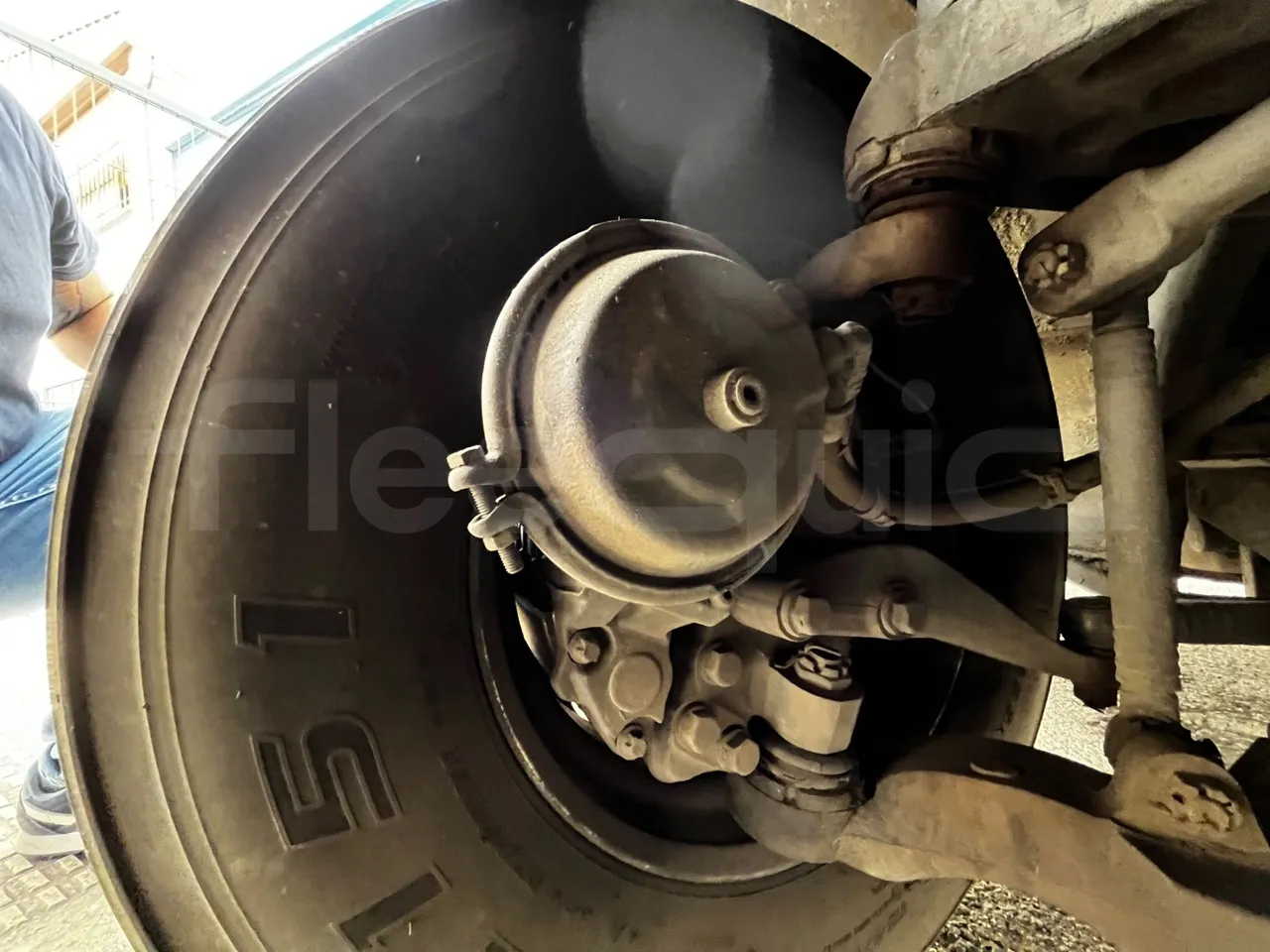Volvo B12B B12B - EUR4 - 309kW -12.975m - front shock absorbers right
