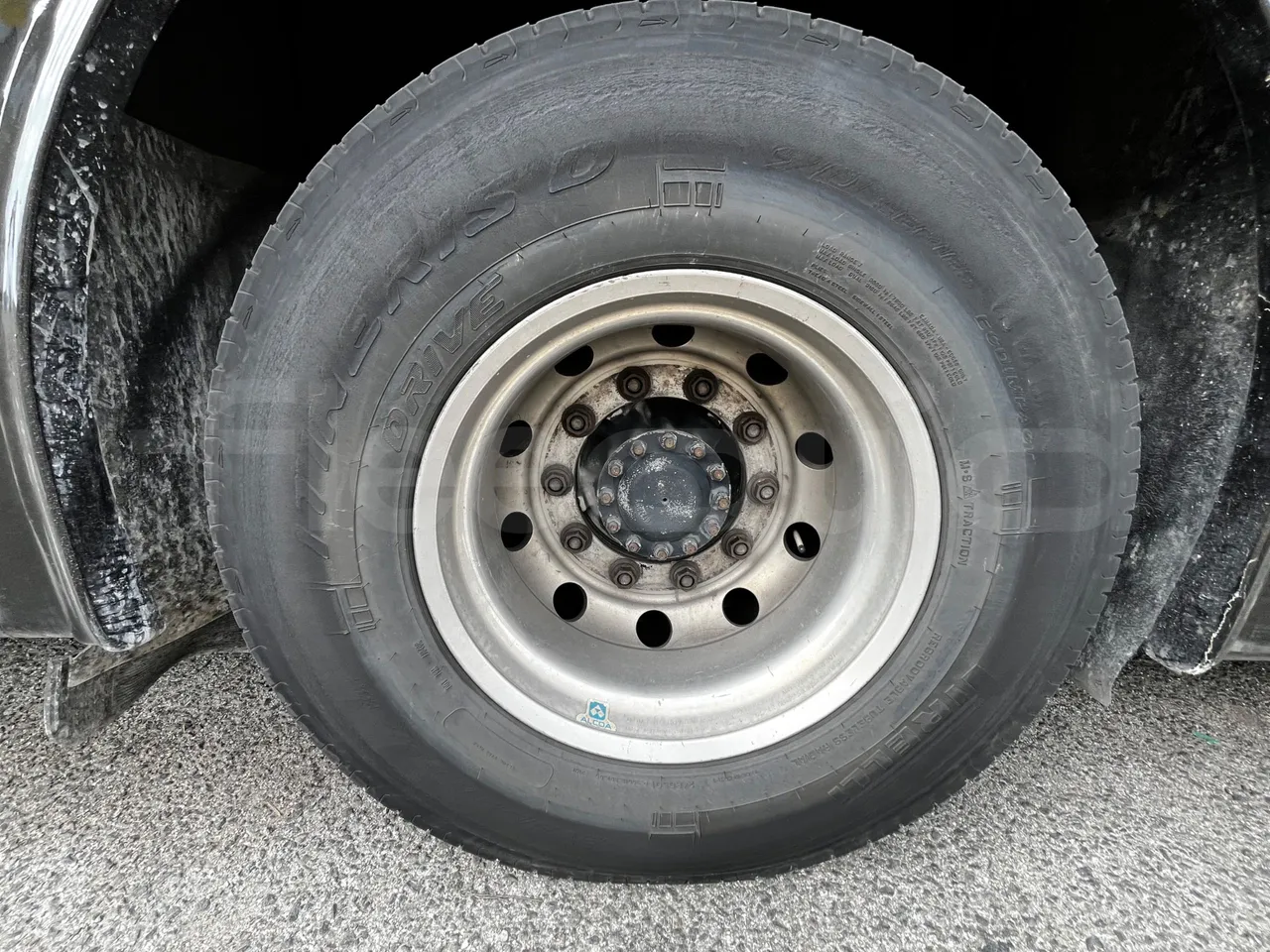 Volvo B12B B12B - EUR4 - 309kW -12.975m - tread condition front tires left